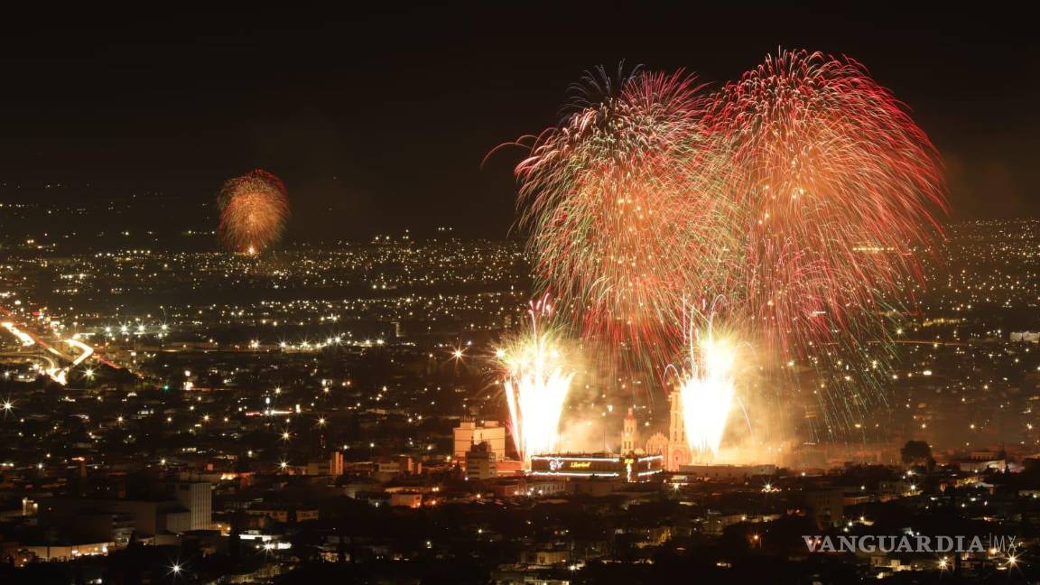 $!La pirotecnia se pudo apreciar desde diferentes puntos de la ciudad.