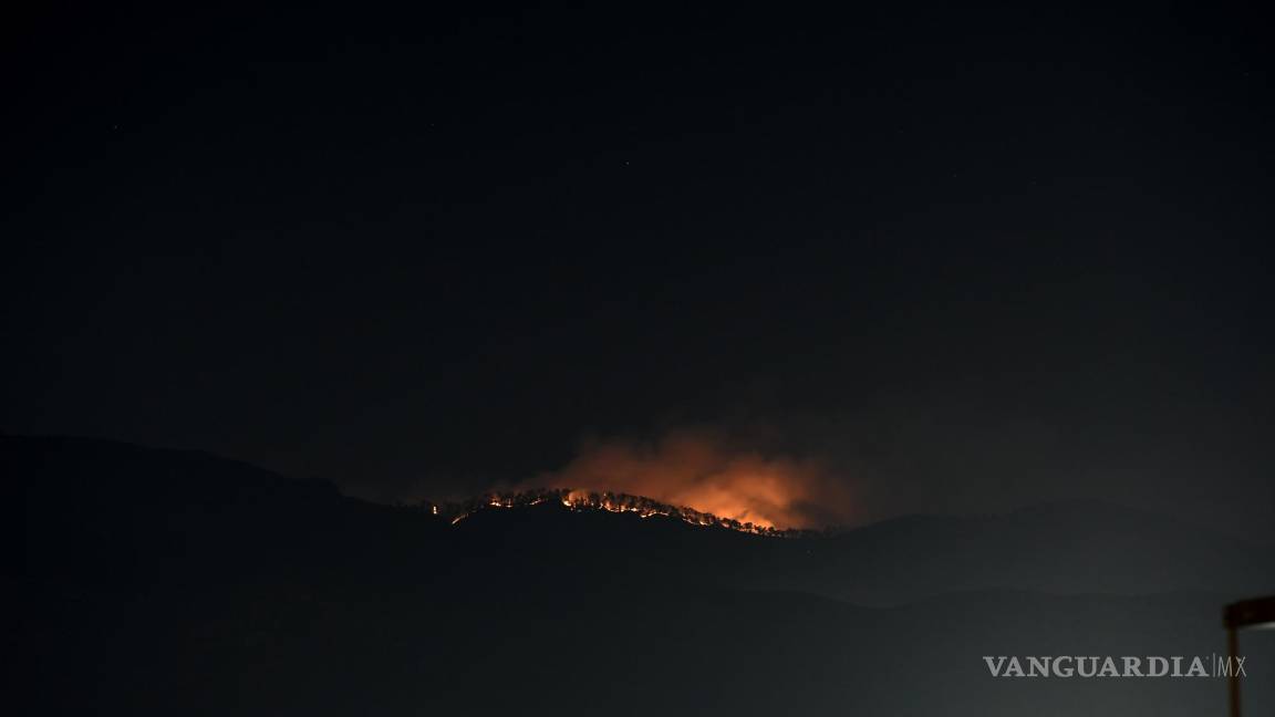 $!Saltillo, Coahuila 13 de mayo del 2022. Incendio Forestal en las sierras del ejido Cuahtemoc, que colinda con el lado sur del cañón de San Lorenzo.