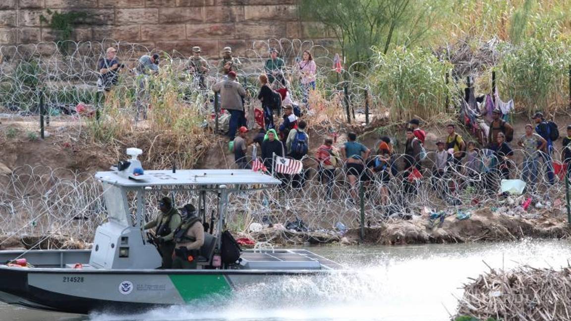 $!Un grupo de migrantes de Venezuela espera a que los reciba la Patrulla Fronteriza.