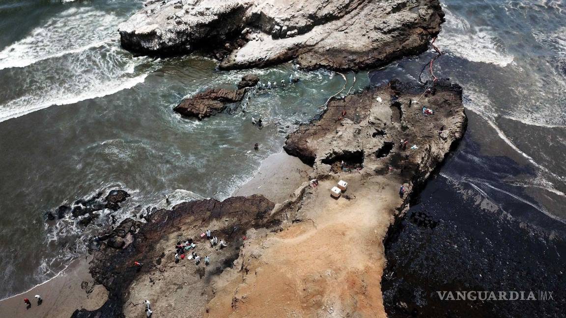 Declaran “emergencia ambiental” en zona costera de Perú por derrame petrolero