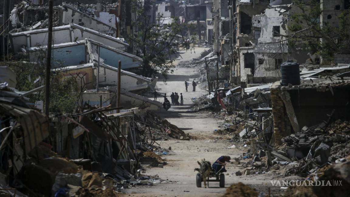 $!Palestinos regresan a Khan Younis después de que el ejército israelí retirara sus tropas del sur de la Franja de Gaza.