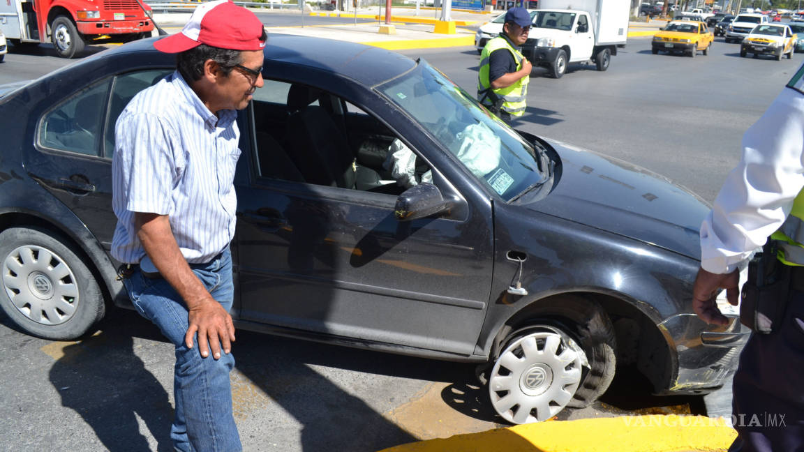 Taxista le da un susto a conductor y choca con la cuneta en Saltillo