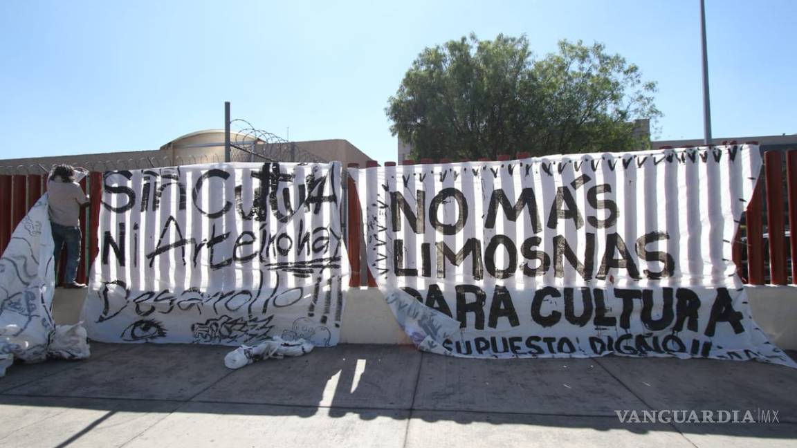 $!Campesinos encierran a diputados y trabajadores en San Lázaro