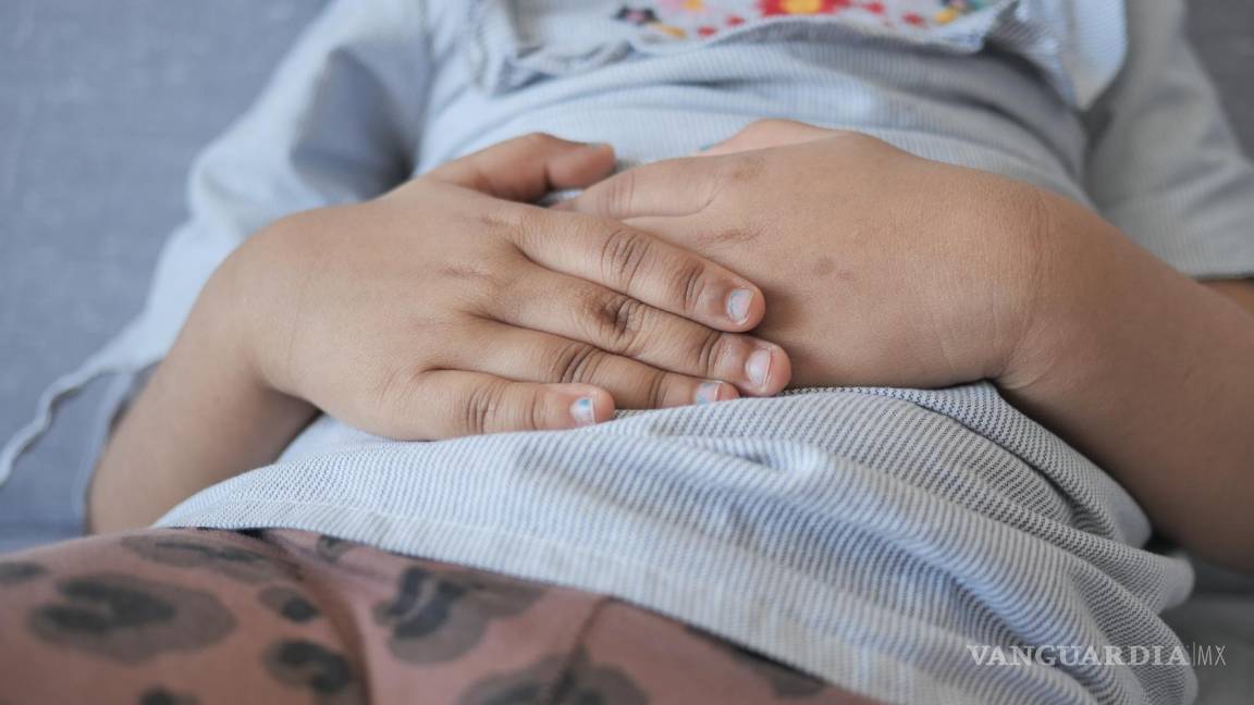 $!Niño sufriendo un dolor estomacal.