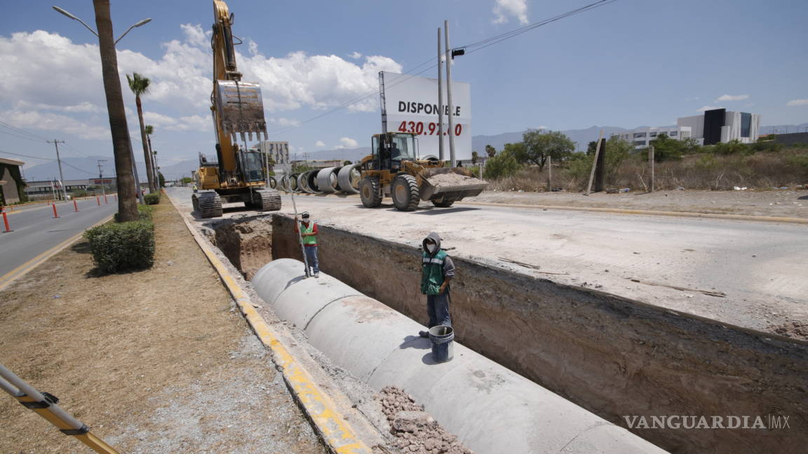 Reducen a un carril obras de drenaje en transitado bulevar de Saltillo