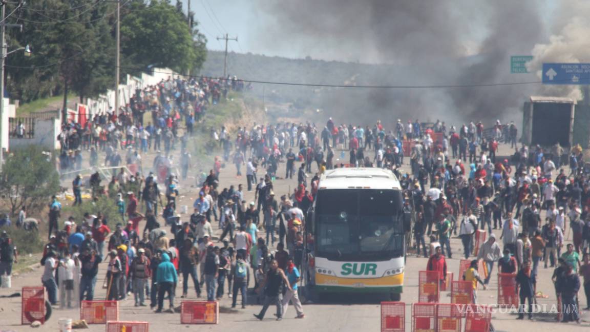 Arden la Alcaldía de Nochixtlán y varios camiones en Juchitán; la CNTE insiste: hay tres muertos