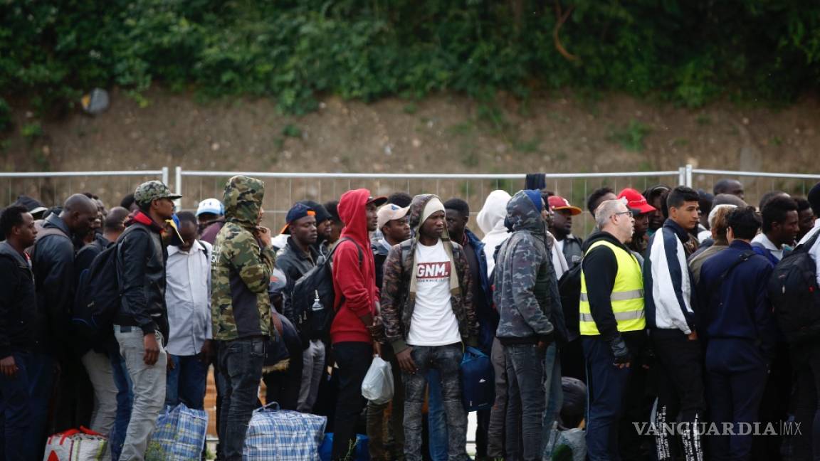 Desalojan a unos mil migrantes de un campamento en París