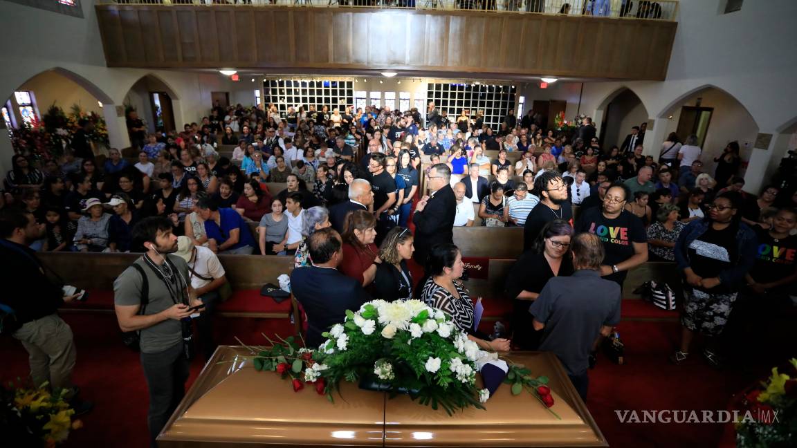 $!Antonio Basco no estuvo solo, cientos lo acompañan en el funeral de su esposa una de víctimas de la masacre en El Paso