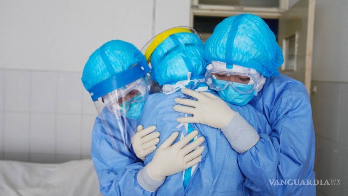 Caen como moscas trabajadores del sector salud en la pandemia