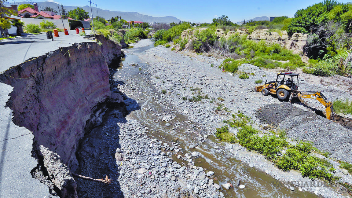 10 años después repararán calle dañada por arroyo en Saltillo... si el fraccionador acepta cooperar