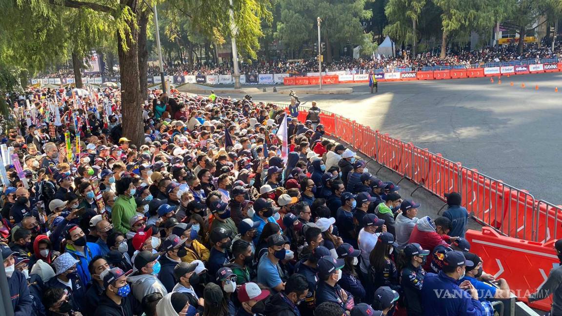 $!Como se esperaba, la gente se dio cita en el Show Run de Red Bull, en donde el principal atractivo es la exhibición de Sergio Checo Pérez corriendo su RB7. El evento que se lleva a cabo en Paseo de la Reforma. Foto: Agencia EL UNIVERSAL/Agustín Chávez/RDB