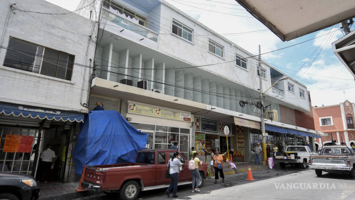 ‘Destruyen’ para modernizar fachada de edificio en zona centro de Saltillo