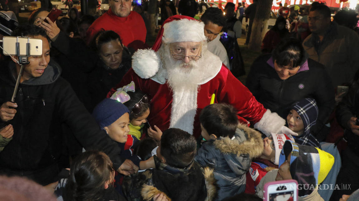 En Saltillo, llega Santa Claus a la Plaza de las Ciudades Hermanas para saludar a las familias