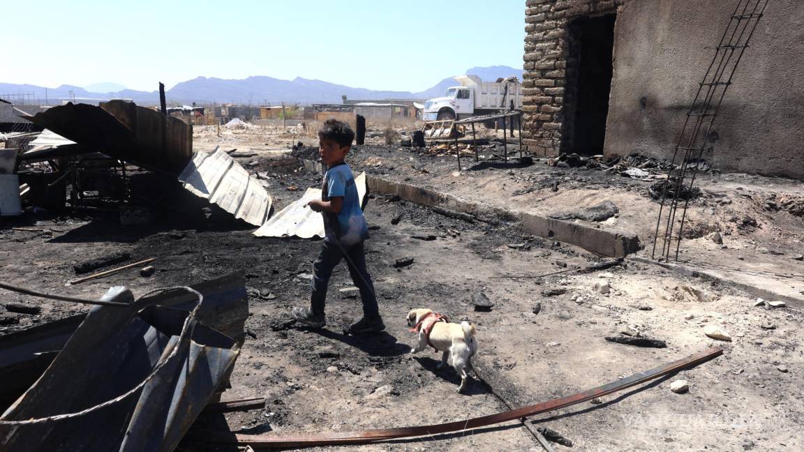$!Familias afectadas por el incendio en Urbivilla buscan apoyo urgente con materiales de construcción y alimentos para sobrellevar la pérdida de sus hogares.