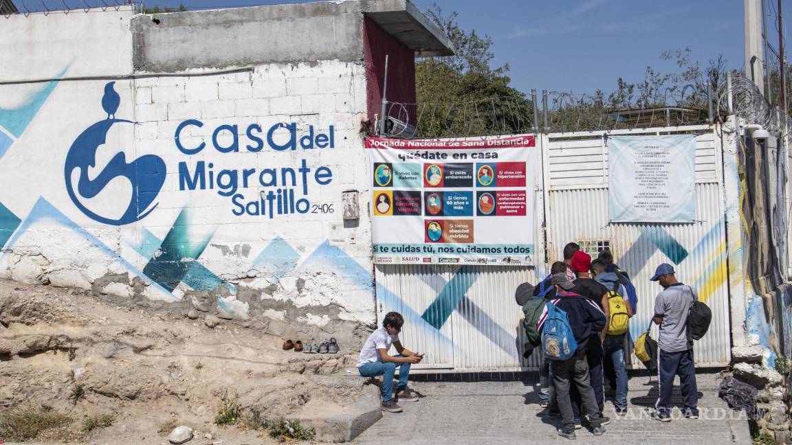 Casa del Migrante de Saltillo excede su capacidad; grupos de migrantes tienen que dormir a las afueras