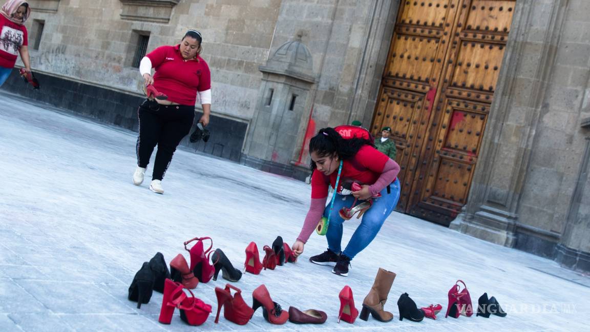 Piden alto a feminicidios con calzado rojo