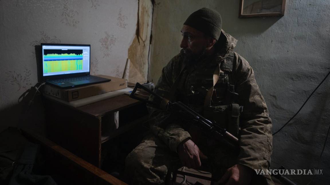 $!Un soldado ucraniano mira un monitor de un sistema de guerra electrónica en un refugio para sofocar los drones rusos en la línea del frente, cerca de Bakhmut.