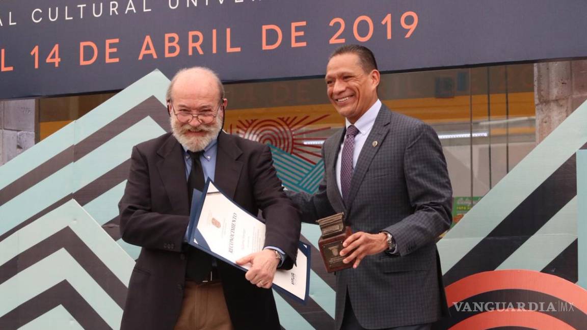 Sheridan recibe el Premio Jorge Ibargüengoitia de Literatura