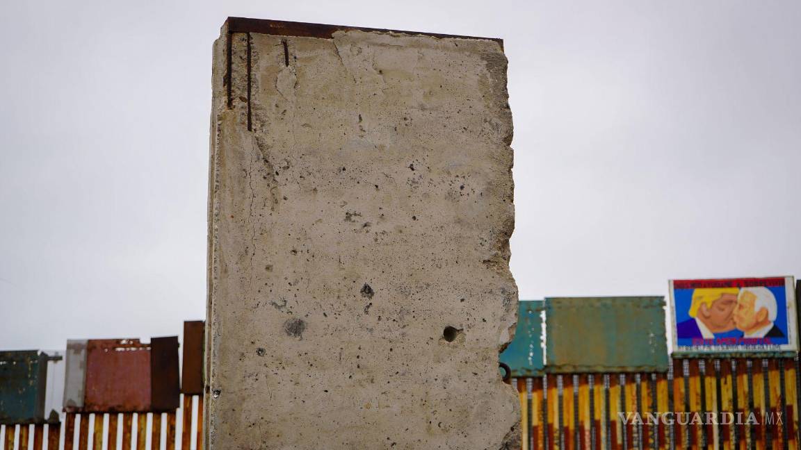 $!Monumento ‘Un Mundo Sin Muros’ el cual fue colorado a metros del muro fronterizo que separa a México y Estados Unidos.