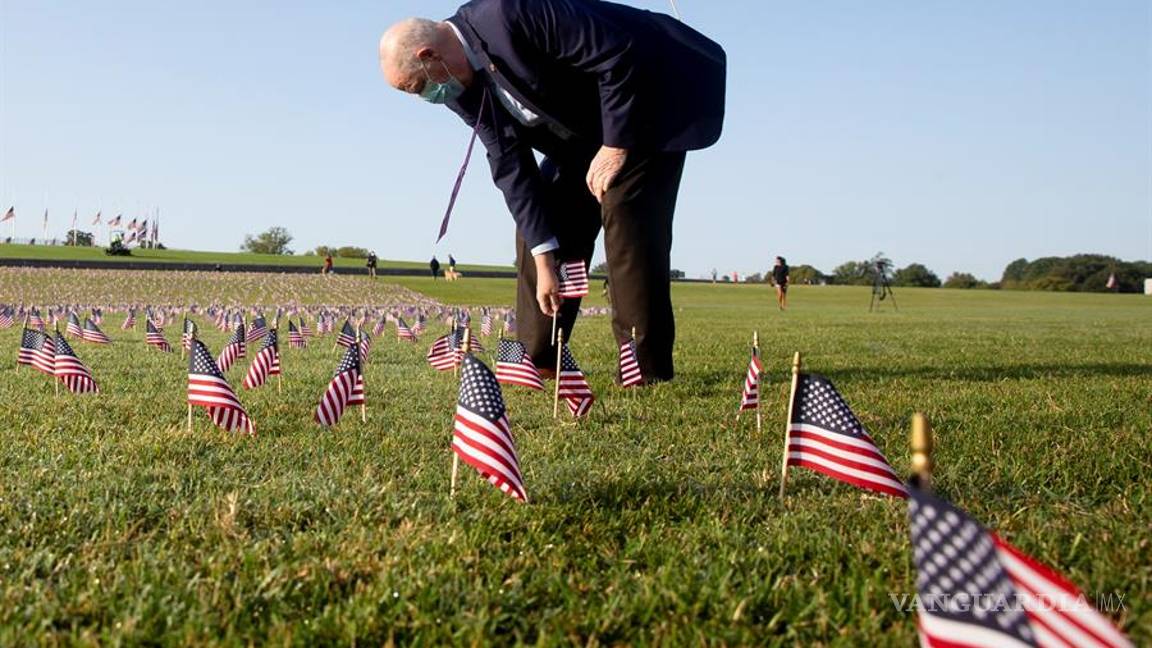 $!Miles de banderas de EU lloran a las 200 mil personas muertas por COVID-19 (fotogalería)