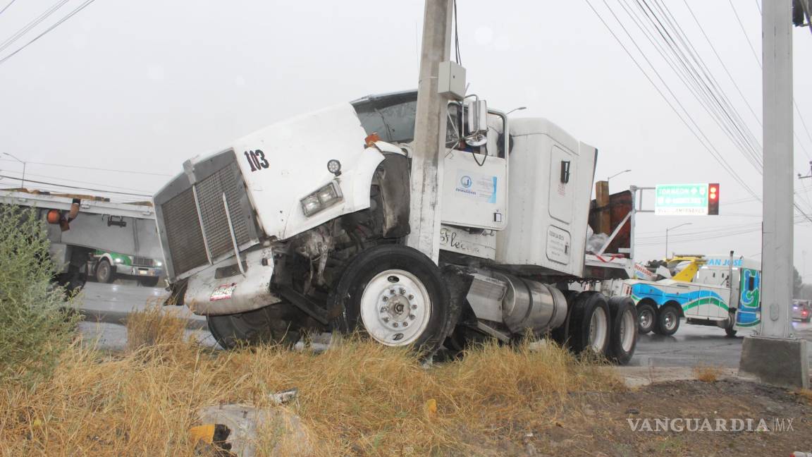 Trailero causa accidente y deja cuatro heridos en Saltillo; huye del lugar