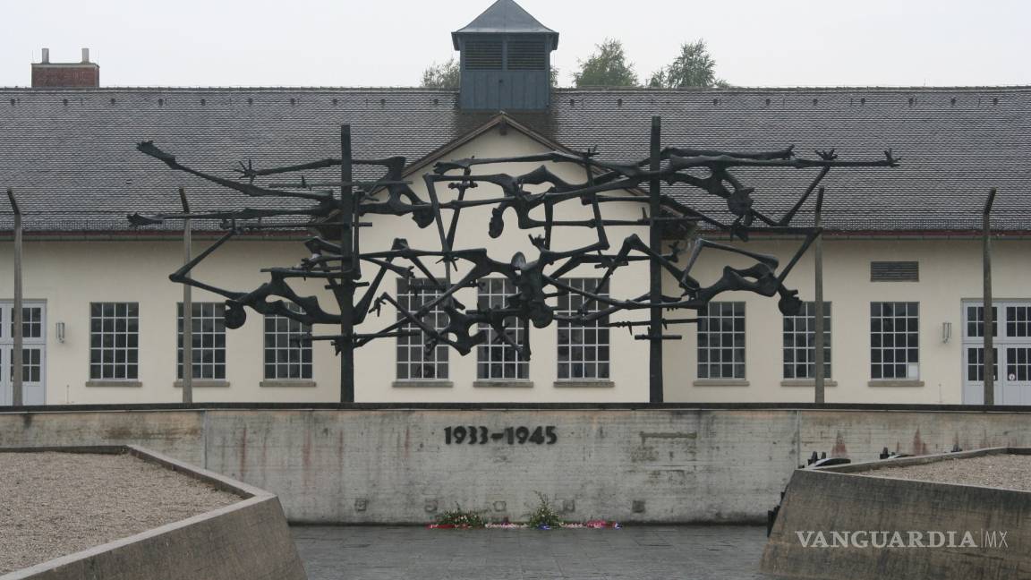 $!Recuperan puerta robada de campo de concentración