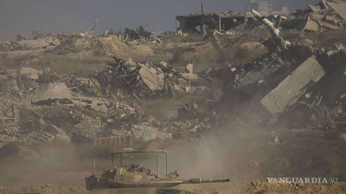 $!Soldados israelíes conducen un tanque dentro de la Franja de Gaza visto desde el sur de Israel. El ejército avanza con sus planes de realizar una gran ofensiva.