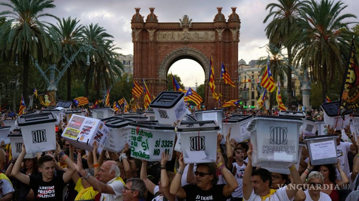 $!Miles de personas marchan en Cataluña por aniversario de referéndum