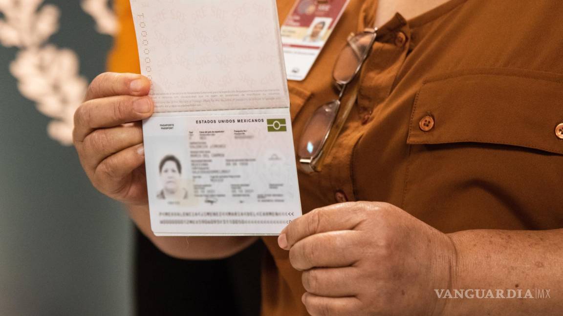 Emite SRE primer pasaporte electrónico para mexicanos