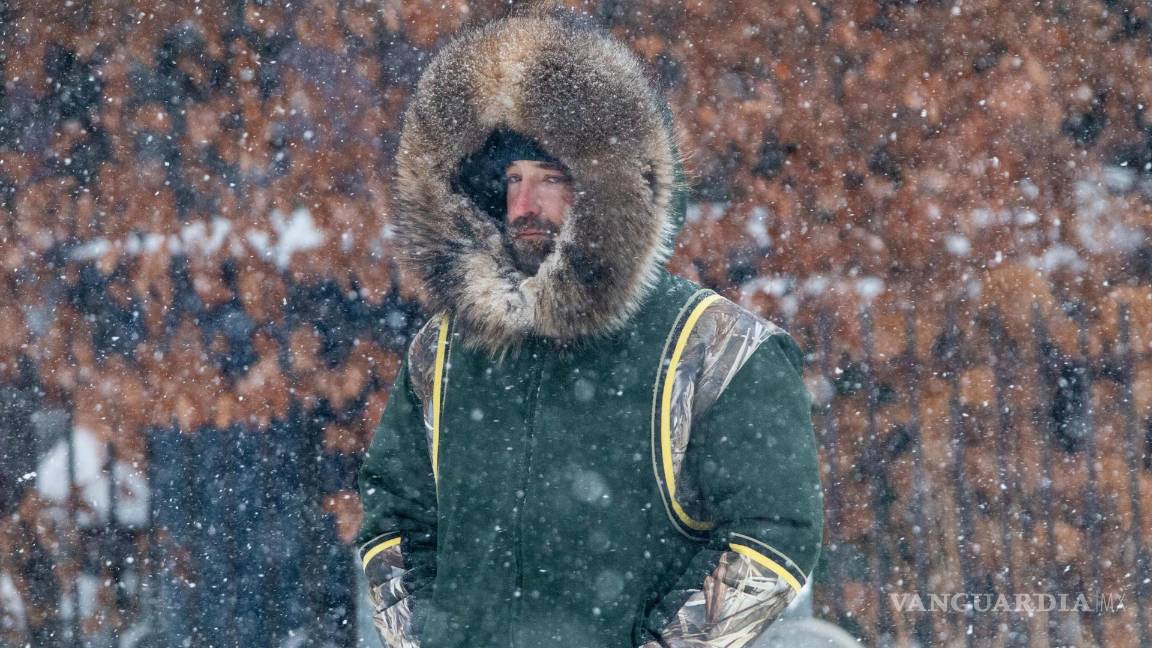 $!Una persona camina durante una nevada este domingo, en Toronto, Canadá.