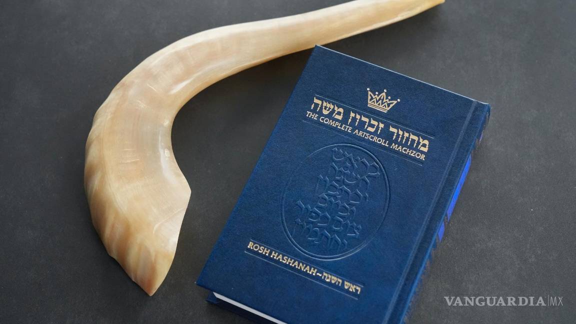 $!Un shofar y un libro de oraciones que Daniel Gammerman usará para celebrar en privado las Fiestas Mayores judías en casa, se muestran en Miami.