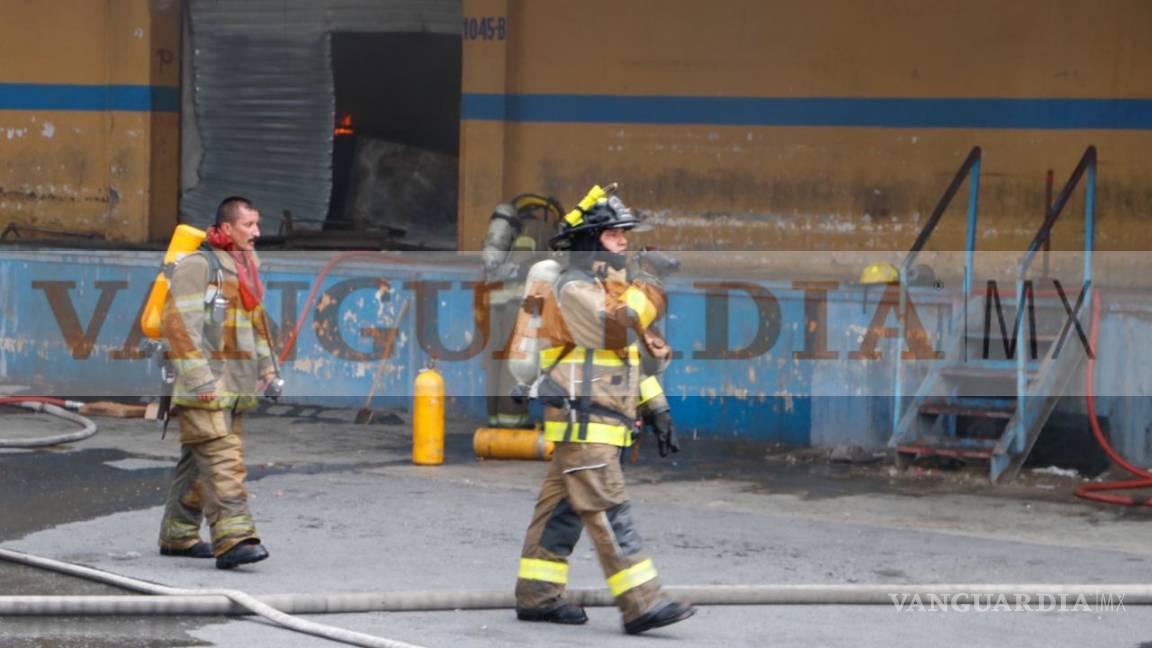 $!Fuerte incendio en bodega a la altura de la Central de Abastos alarma a Saltillo