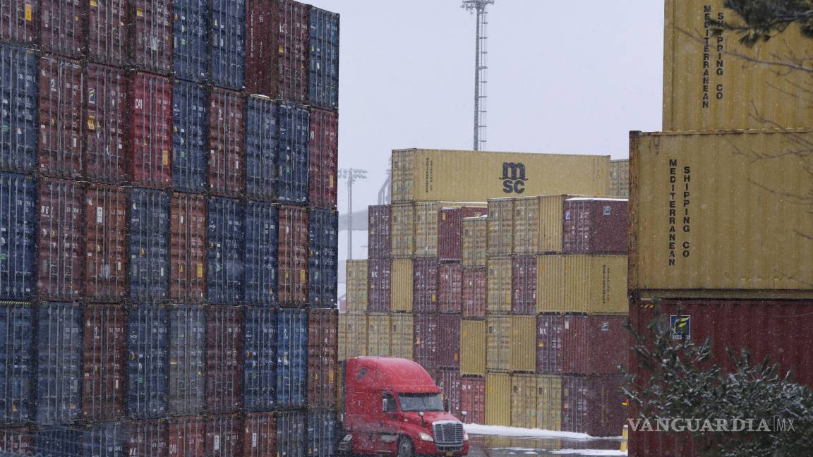 $!Contenedores de envío en el Atlantic Hub, en Halifax, Canadá un día antes de los aranceles impuestos por el presidente de EEUU, Donald Trump, contra Canadá.