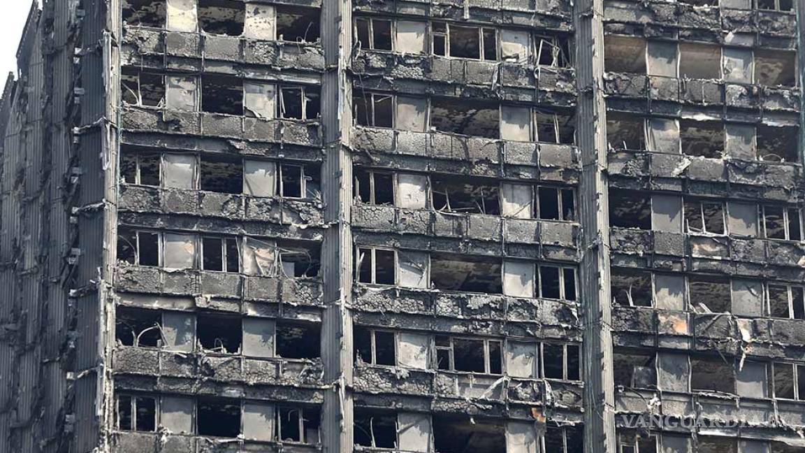 Encuentran material prohibido en revestimiento de torre incendiada en Londres