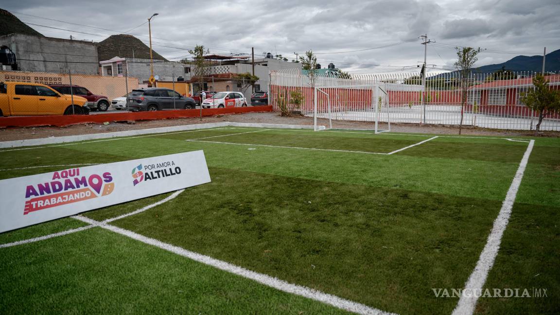$!Gracias a la colaboración con la empresa Sportecs, se renovó la cancha de futbol siete con pasto sintético y nuevas porterías.