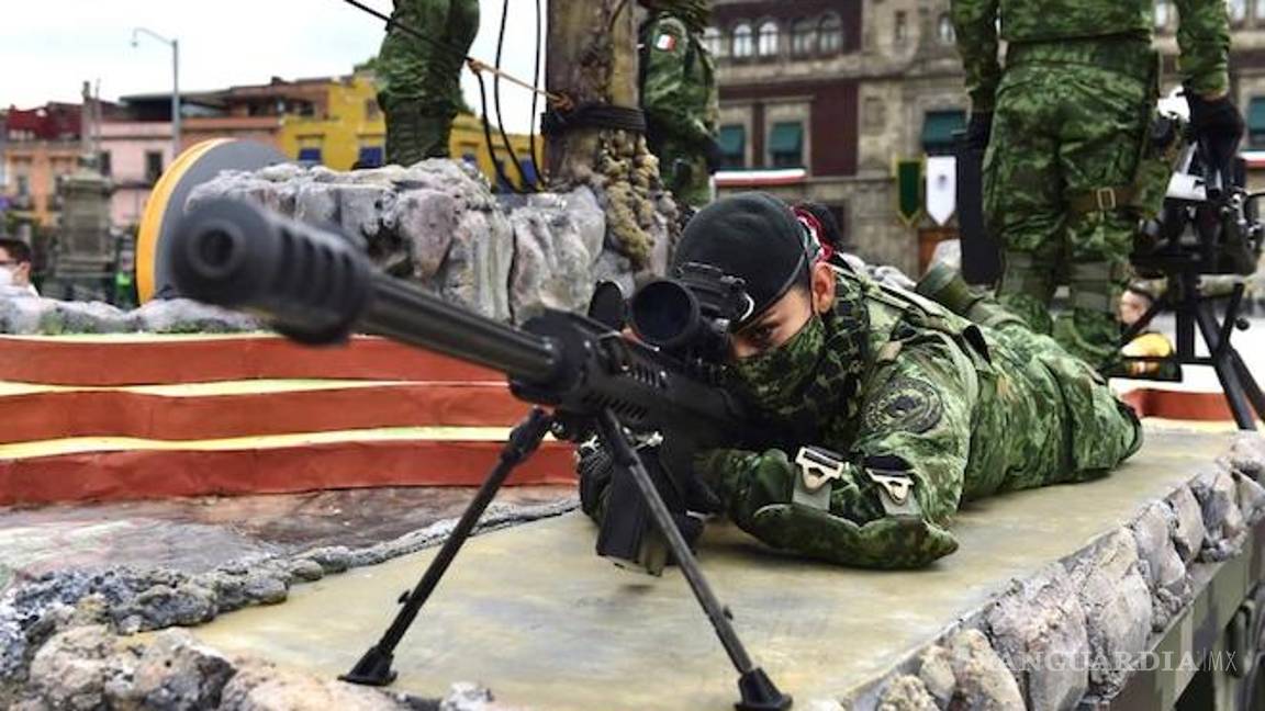 $!AMLO y su esposa encabezaron Desfile Militar, condecoró a personal médico