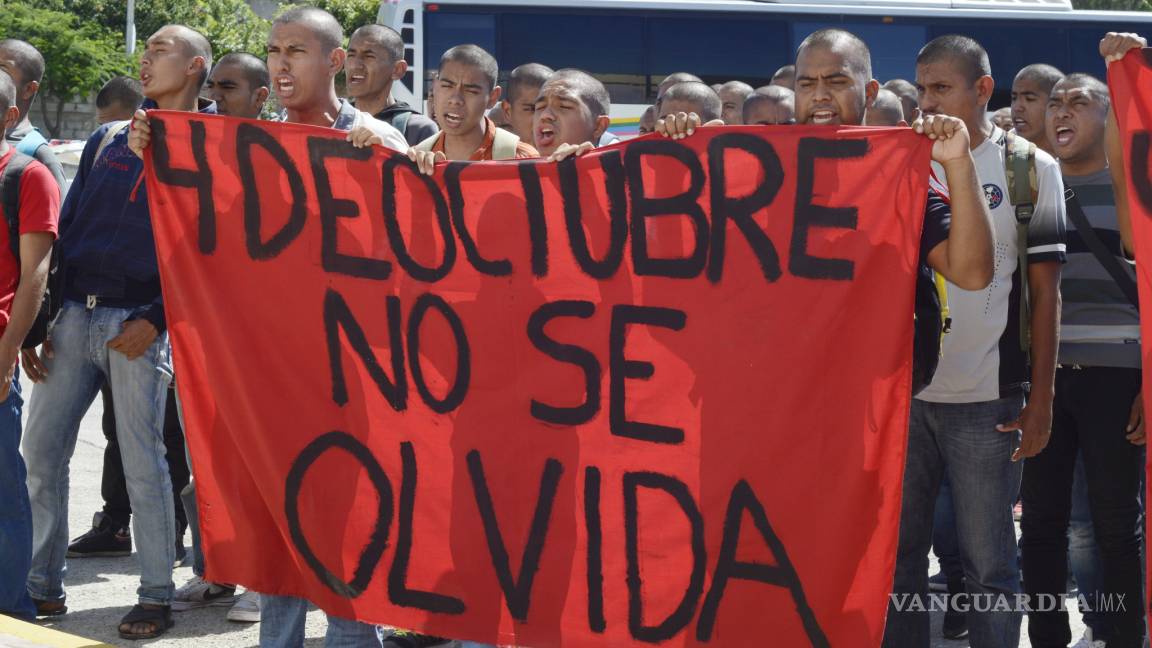 Protestan estudiantes de Ayotzinapa en Chilpancingo