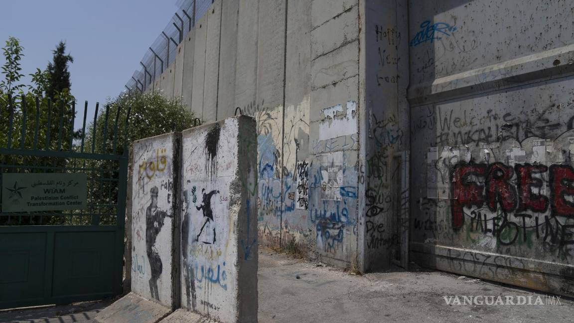 $!La ubicación original de un mural artista del grafiti británico Banksy, misteriosamente trasladada de la Cisjordania ocupada a la Urban Gallery.