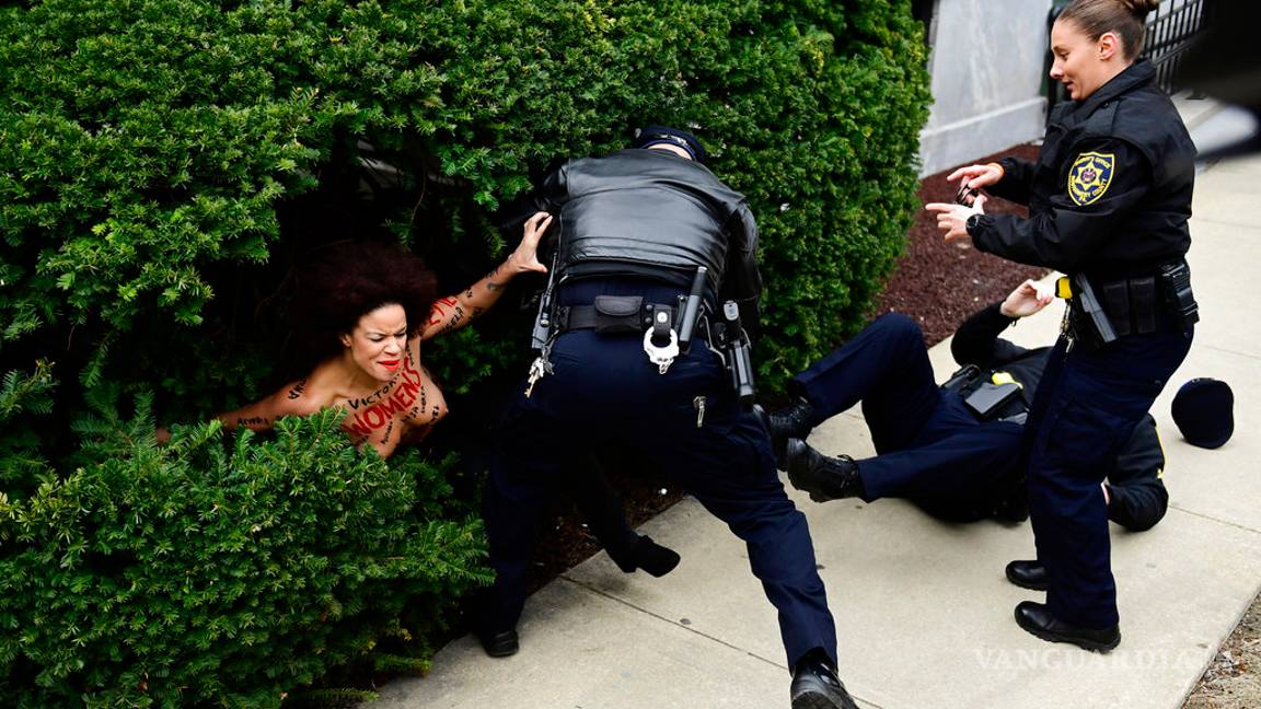 $!Manifestante 'topless' encara a Bill Cosby al empezar su juicio