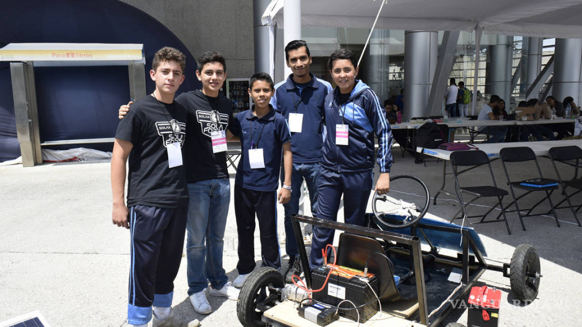 Estudiantes mexicanas crean auto de carga solar