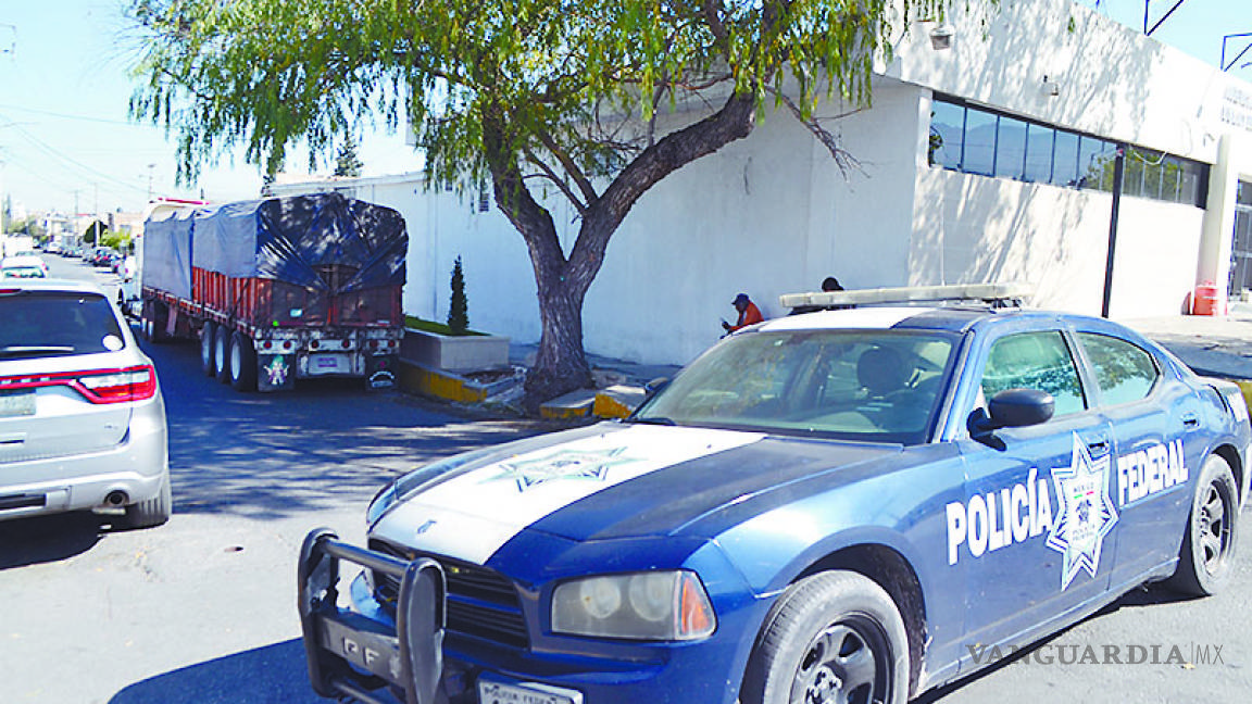 Encuentran droga en camión abandonado en carretera Saltillo-Monterrey