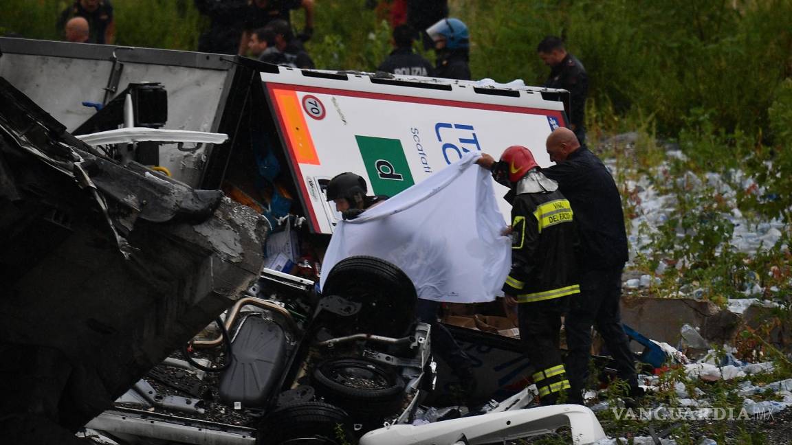 $!Se desploma un puente en Génova y varios vehículos caen al vacío (Fotogalería)