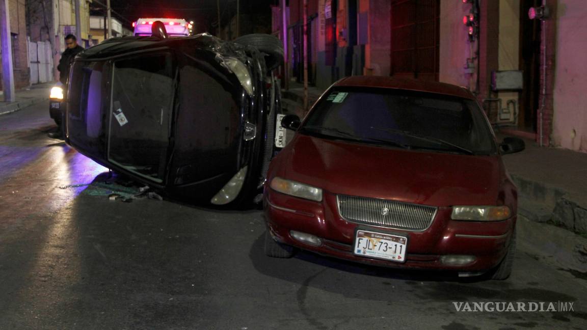 $!¡Desde temprano! Vuelca vehículo en la Zona Centro de Saltillo