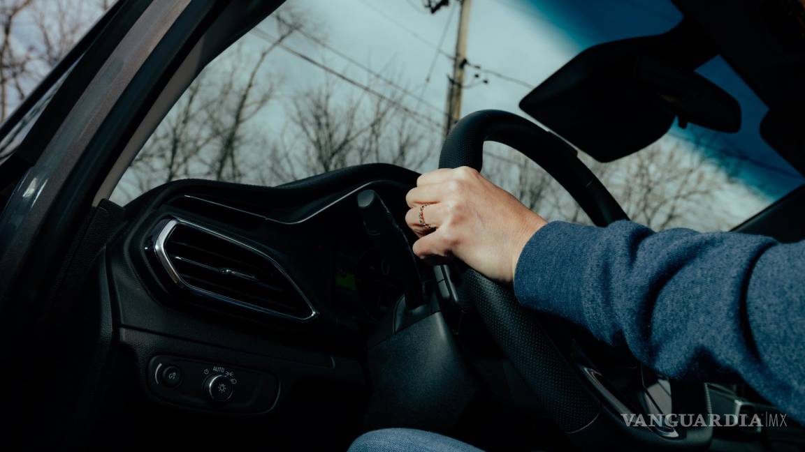 $!Kashmir Hill, reportera del New York Times, sentada en el Chevrolet Bolt que ella y su esposo compraron en diciembre en Gardiner, Nueva York.