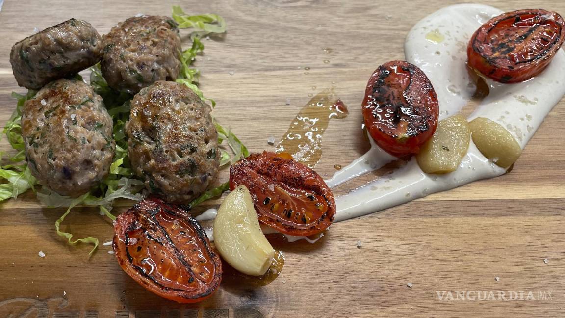 $!El chef de Investigación y Desarrollo de Believer Meats, Andrés Voloschin, muestra un plato elaborado con el producto de cordero cultivado en Rehovot, Israel.