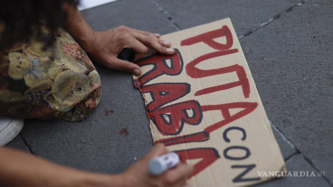 $!Una persona pinta un cartel durante una protesta este lunes, en conmemoración del Día Internacional de la Trabajadora Sexual en Ciudad de México.