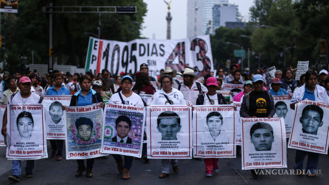 Padres de Ayotzinapa dedican minuto de silencio a víctimas del terremoto