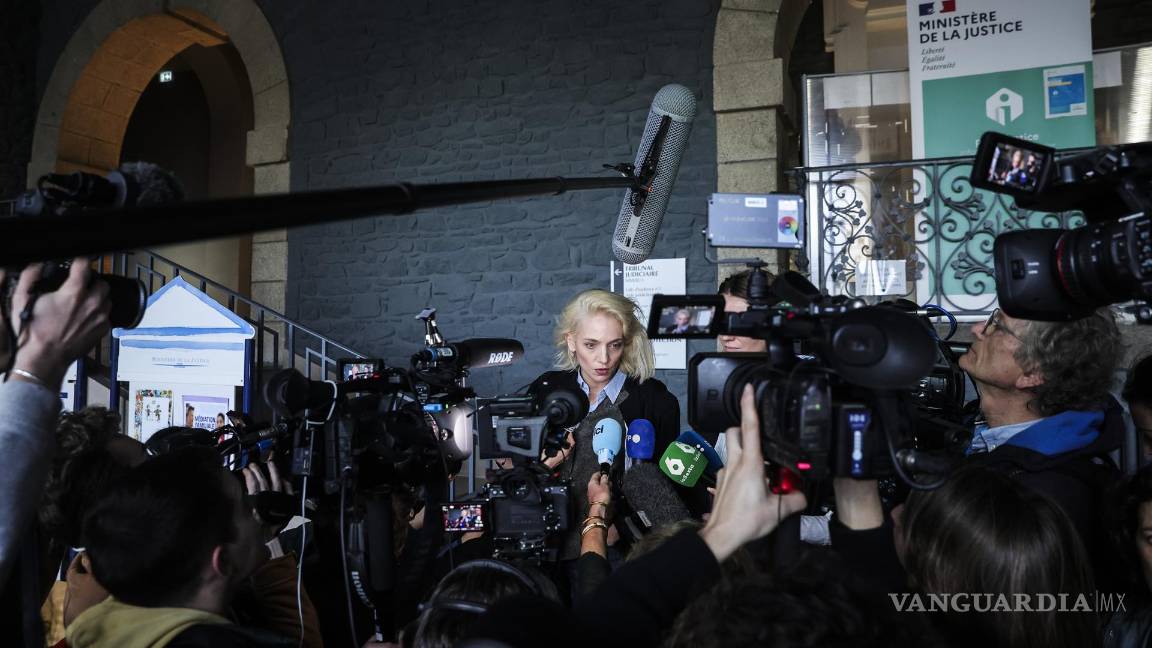 $!Marie Grimaud, abogada de 37 víctimas, habla con la prensa al final del primer día del juicio de Joel Le Scouarnec en Vannes, Francia.