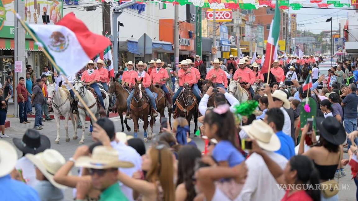 $!La cabalgata rinde homenaje a Miguel Hidalgo y Costilla, destacando la importancia de fortalecer la historia y la cultura local entre la ciudadanía.