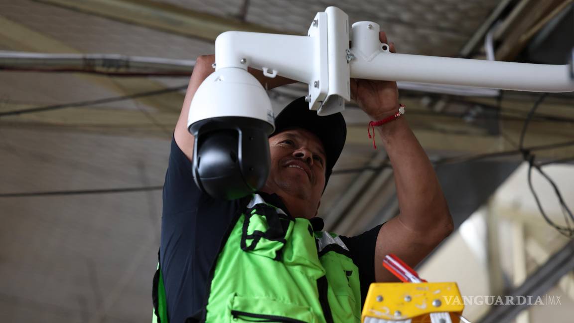 $!El C2 de Saltillo monitorea casi 900 cámaras distribuidas en puntos estratégicos de la ciudad las 24 horas del día.